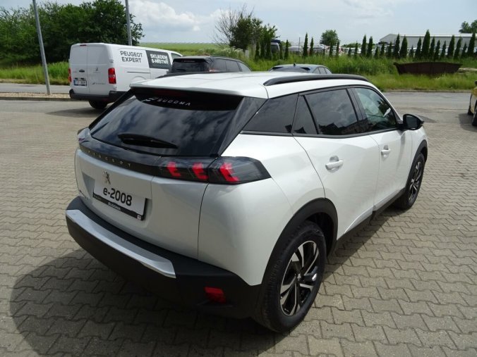 Peugeot 2008, Peugeot 2008 e-ALLURE Elektromotor 100 kW, barva bílá