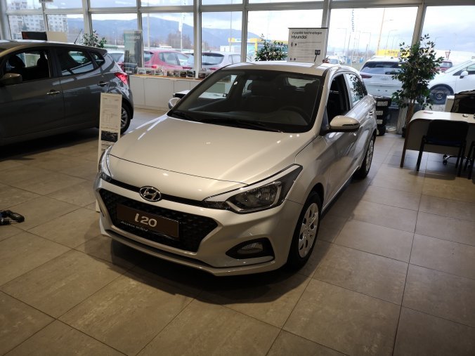 Hyundai i20, 1,25i 55 kW (95 NAT) 5 st. man, barva stříbrná