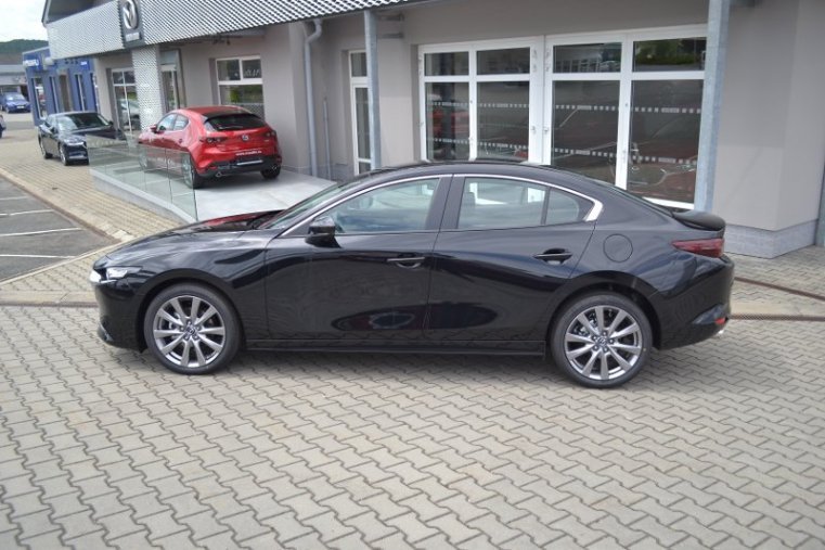 Mazda 3, Skyactiv G122, barva černá