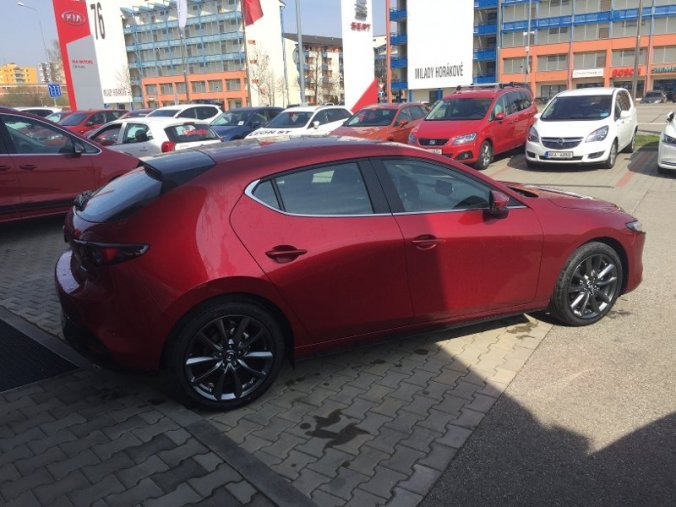 Mazda 3, Skyactiv 2,0i 90kW 122k, barva červená