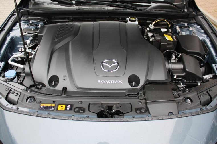 Mazda 3, SKYACTIV-X, barva šedá