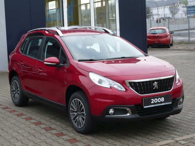 Peugeot 2008, ACTIVE 1,2PureTech 110k MAN6 + SENZORY + VÝHŘEV + AUTO AC, barva červená