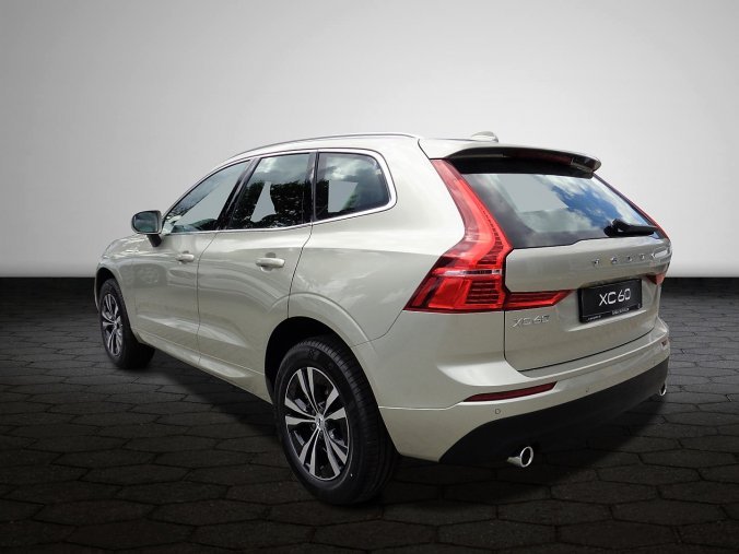 Volvo XC60, T4 2.0L 190 HP MOMENTUM PRO AT8 FWD, barva zlatá