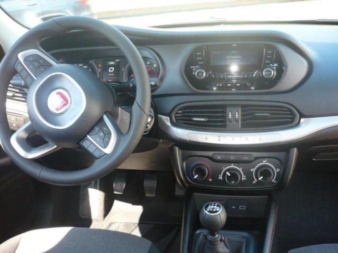 Fiat Tipo, SW 1.4 95k Street Italia, barva červená