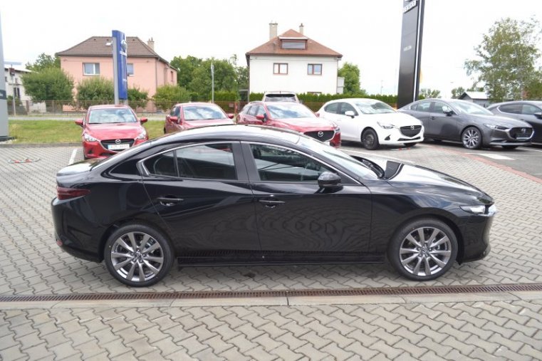 Mazda 3, Skyactiv G122, barva černá