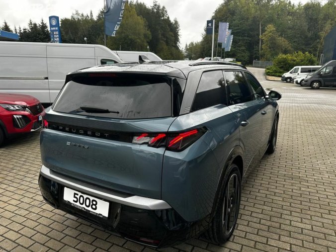 Peugeot 5008, Peugeot 5008 E-GT Elektromotor 157kW / 210k, barva modrá