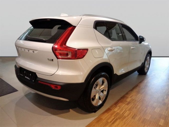 Volvo XC40, T3 1.5L 163 HP MOMENTUM CORE A, barva bílá