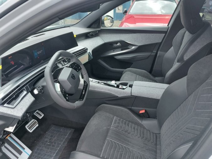 Peugeot 3008, Peugeot 3008 GT Elektromotor 157 kW / 210 k, barva bílá