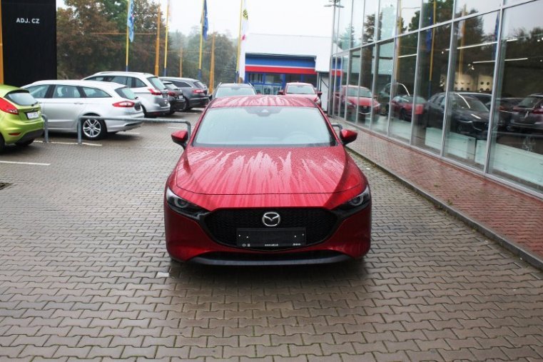 Mazda 3, SKYACTIV-X, barva červená